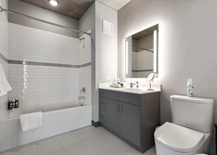 Fulbrix Bright Designer With West Loop Views Apartment