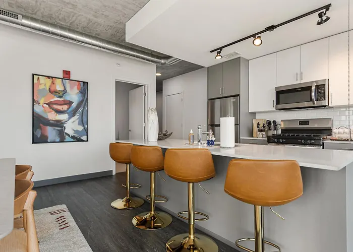 Fulbrix Bright Designer With West Loop Views Apartment
