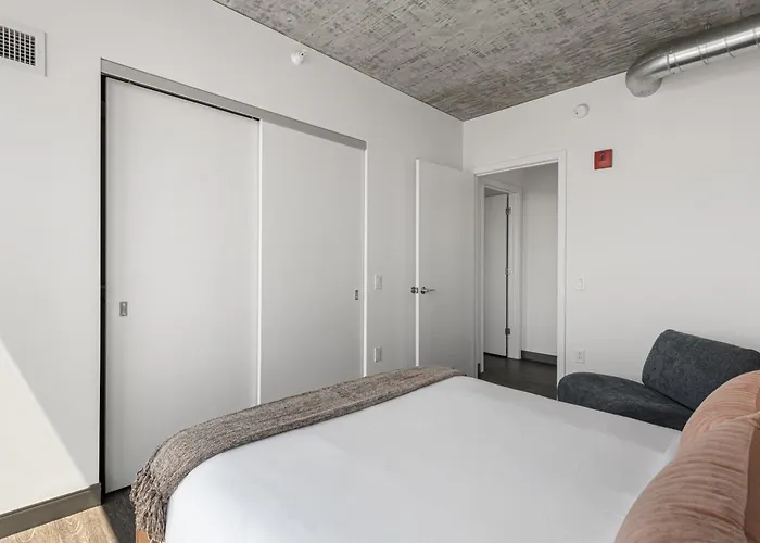 Fulbrix Bright Designer With West Loop Views Apartment