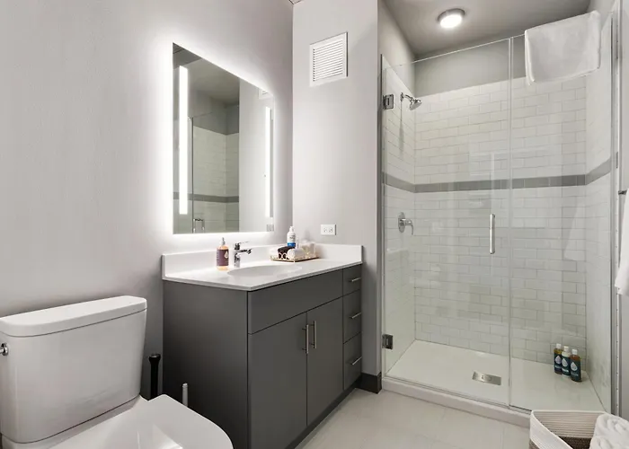 Fulbrix Bright Designer With West Loop Views Apartment