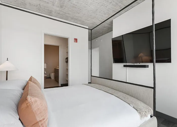 Fulbrix Bright Designer With West Loop Views Apartment Chicago