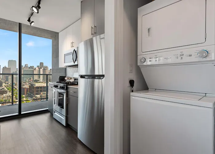 Fulbrix Bright Designer With West Loop Views Apartment