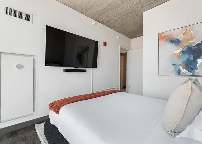 Fulbrix Bright Designer With West Loop Views Apartment